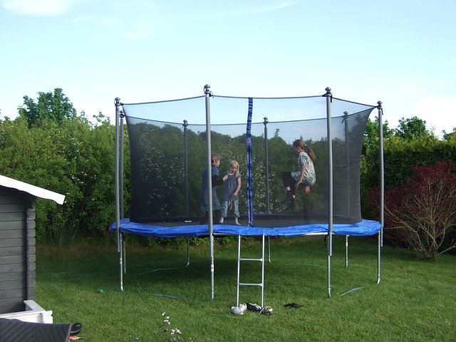 trampolina na zahradě