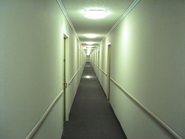 osvětlení hotelové chodby