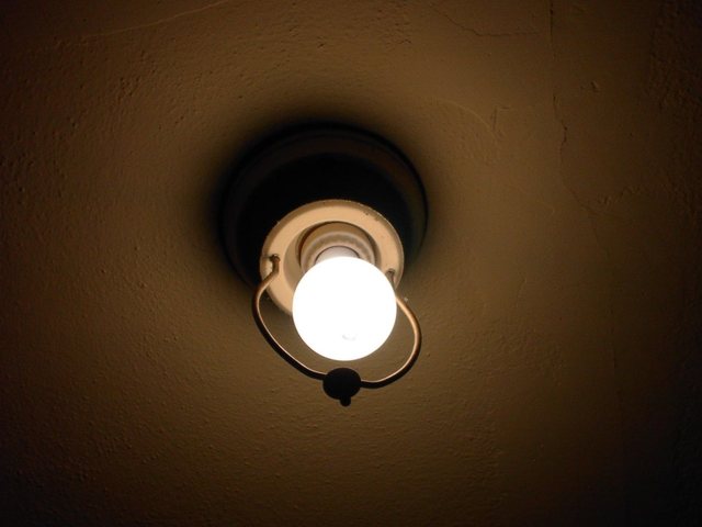 žárovka v objímce ve svítidle